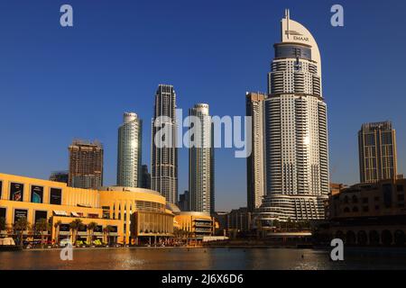 Luxushotel Dubai, außergewöhnliche Architektur, Spiegelung, atemberaubende Aussicht beim Luxushotel The Address in Dubai mit Blick auf Burj Khalifa Stockfoto