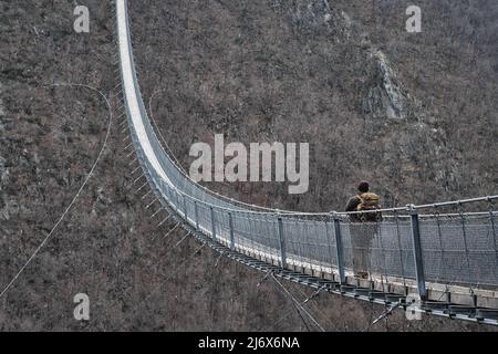 Wanderer an der berühmten Hängebrücke Geierlay in Deutschland Stockfoto