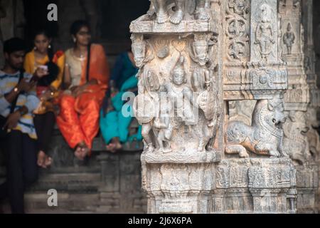 Vellore, Tamil Nadu, Indien - September 2018: Wunderschöne Schnitzereien auf einer Steinsäule im alten Hindu-Tempel von Jalakandeswarar im Vellore Fort. Stockfoto