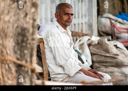 Vellore, Tamil Nadu, Indien - September 2018: Ein ehrliches Porträt eines kahlen indischen Straßenverkäufers mit einem traurigen und besorgten Ausdruck. Stockfoto