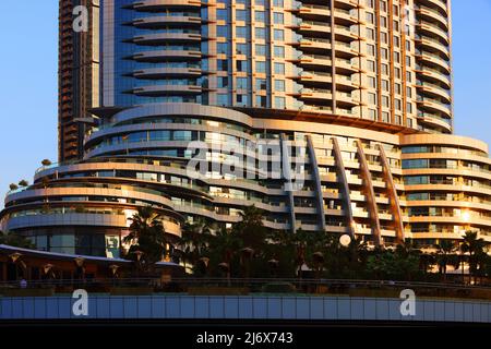 Luxushotel Dubai, außergewöhnliche Architektur, Spiegelung, atemberaubende Aussicht beim Luxushotel The Address in Dubai mit Blick auf Burj Khalifa Stockfoto