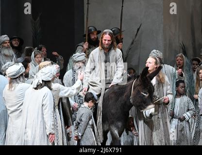 04. Mai 2022, Bayern, Oberammergau: Der Jesus-Schauspieler Frederik Mayet reitet auf einem Esel während der Fotoprobe zum Passionsspiel Oberammergau 42.. Die Premiere findet am 14. Mai 2022 statt. Foto: Angelika Warmuth/dpa Stockfoto