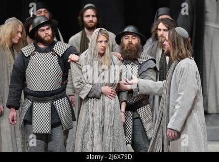 04. Mai 2022, Bayern, Oberammergau: Der Darsteller von Jesus, Frederik Mayet (r), steht während der Fotoprobe zum Passionsspiel Oberammergau 42. auf der Bühne. Die Premiere findet am 14. Mai 2022 statt. Foto: Angelika Warmuth/dpa Stockfoto