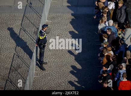 2022-05-04 18:12:00 AMSTERDAM - Überblick über den Damm vor dem Nationalen Gedenktag auf dem Dam-Platz. ANP POOL KOEN VAN WEEL niederlande Out - belgien Out Stockfoto