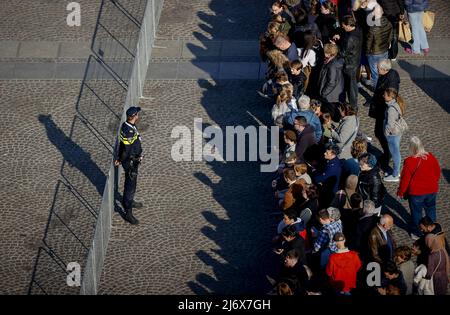 2022-05-04 18:12:03 AMSTERDAM - Überblick über den Damm vor dem Nationalen Gedenktag auf dem Dam-Platz. ANP POOL KOEN VAN WEEL niederlande Out - belgien Out Stockfoto