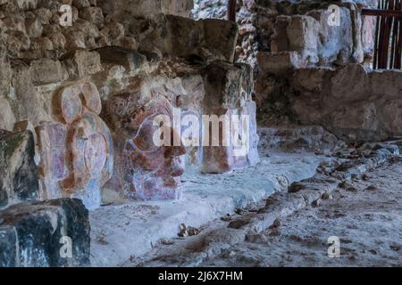 Stuckmaske des Sonnengottes der maya, Kinich Ahau, im Tempel der Masken - antike Stadt Edzna, Campeche, Mexiko Stockfoto