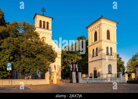 Warschau, Polen - 22. Mai 2020: neoromanische St. Katharinen-Kirche und Glockenturm in der Dolina Sluzewiecka Straße im Warschauer Stadtteil Ursynow Stockfoto