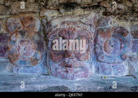 Stuckmaske des Sonnengottes der maya, Kinich Ahau, im Tempel der Masken - antike Stadt Edzna, Campeche, Mexiko Stockfoto