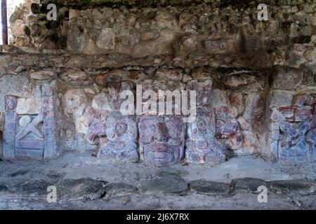 Stuckmaske des Sonnengottes der maya, Kinich Ahau, im Tempel der Masken - antike Stadt Edzna, Campeche, Mexiko Stockfoto