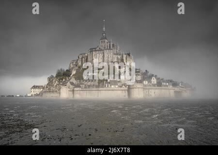 Ein nebliger Morgen am mont saint michel in der normandie, frankreich Stockfoto