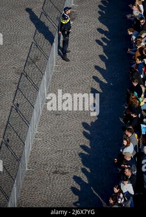 2022-05-04 18:15:19 AMSTERDAM - Überblick über den Damm vor dem Nationalen Gedenktag auf dem Dam-Platz. ANP POOL KOEN VAN WEEL niederlande Out - belgien Out Stockfoto