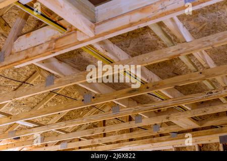 Installation von Holz mit Dachbalken Rahmen Traversen Kondominium Konstruktion Stockfoto