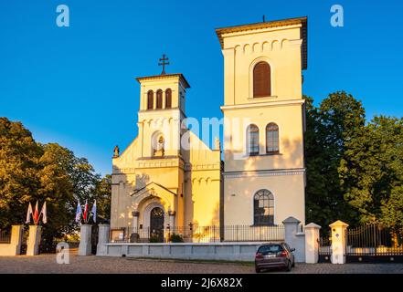 Warschau, Polen - 22. Mai 2020: neoromanische St. Katharinen-Kirche und Glockenturm in der Dolina Sluzewiecka Straße im Warschauer Stadtteil Ursynow Stockfoto