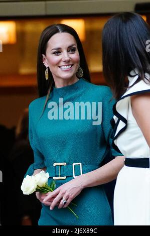 Die Herzogin von Cambridge verließ das Design Museum in London, wo sie auf einer Veranstaltung des British Fashion Council den Queen Elizabeth II Award für britisches Design überreichte. Bilddatum: Mittwoch, 4. Mai 2022. Stockfoto