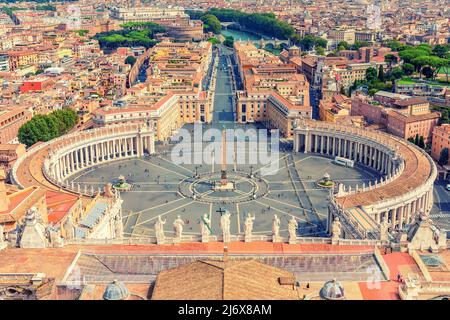 Die Statuen der Apostel auf dem Gipfel von St. Petersdom und Vatikanplatz, Rom, Italien Stockfoto