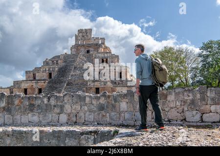 Touristen kaukasischer Mann mit Rucksack, der maya-Ruinen des Tempels der fünf Stockwerke, Edzna, archäologische Stätte auf der Halbinsel Yucatan, Mexiko, erkundet Stockfoto