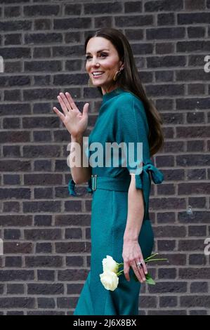 Die Herzogin von Cambridge verließ das Design Museum in London, wo sie auf einer Veranstaltung des British Fashion Council den Queen Elizabeth II Award für britisches Design überreichte. Bilddatum: Mittwoch, 4. Mai 2022. Stockfoto