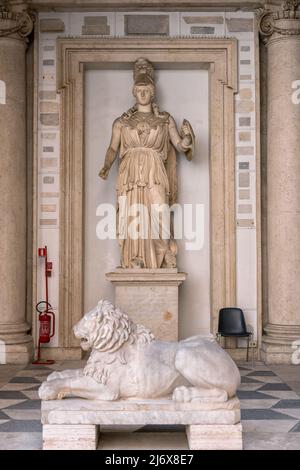 Kolossale Statue der römischen Göttin Minerva (Marmor. 2. Jahrhundert v. Chr.) im Palazzo Nuovo, Kapitolinische Museen, Rom, Italien. Stockfoto