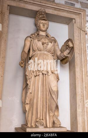 Kolossale Statue der römischen Göttin Minerva (Marmor. 2. Jahrhundert v. Chr.) im Palazzo Nuovo, Kapitolinische Museen, Rom, Italien. Stockfoto