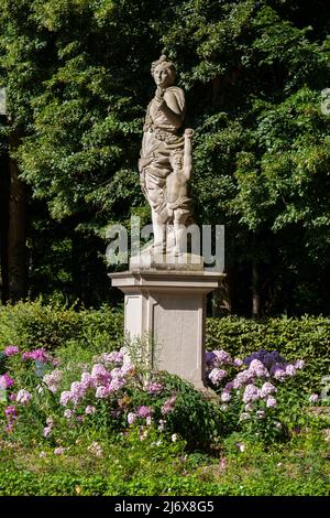 Statue der Flora (Pomona) mit Putto, der Göttin der Blumen und der Jahreszeit des Frühlings in der römischen Mythologie im Rosengarten des Tiergartens in Berlin, Germa Stockfoto