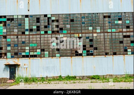 Fenster-Schmerzmuster auf dem versperrten und kürzlich abgerissen McLouth Steel Werk in Trenton, Michigan, USA. Stockfoto