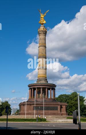 Siegessäule in der Stadt Berlin, Deutschland. Vergoldete Statue von Victoria, der römischen Siegesgöttin an der Spitze. Stockfoto