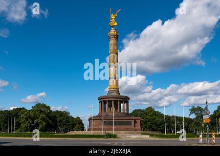 Siegessäule in der Stadt Berlin, Deutschland. Vergoldete Statue von Victoria, der römischen Siegesgöttin an der Spitze. Stockfoto