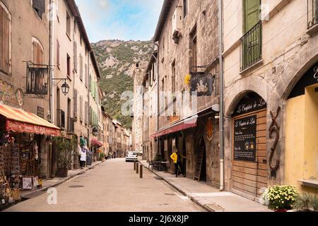 Villefranche-de Conflent, Frankreich - 23. April 2022: Straßenszene in der historischen, malerischen Villefranche-de Conflent, Frankreich in der Region Katalonien. Stockfoto