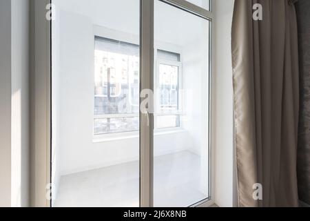 Verglaster Balkon im neuen Gebäude, Blick auf den Eingang zum Balkon Stockfoto