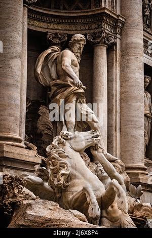 Statue des Ozeanus und des wilden Seepferdes, die seinen Wagen am Trevi-Brunnen in Rom, Italien, ziehen. Barocke Skulptur aus dem 18.. Jahrhundert. Stockfoto