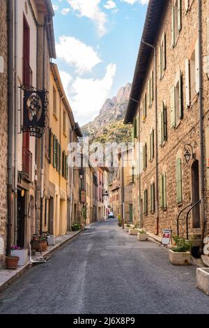 Villefranche-de Conflent, Frankreich - 23. April 2022: Straßenszene in der historischen, malerischen Villefranche-de Conflent, Frankreich in der Region Katalonien. Stockfoto