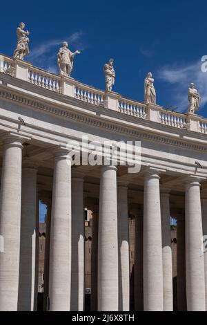 Vatikan, Petersplatz, monumentale Kolonnade mit dorischen Säulen und Heiligenstatuen auf der Oberseite. Stockfoto