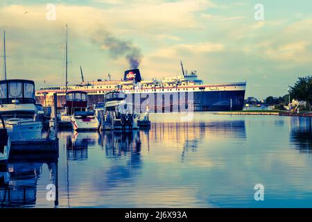 Das SS-Abzeichen am Dock die Vorbereitungen für die morgendliche Abfahrt über den Lake Michigan in Ludington, Michigan, USA der S.S. Badger ist der letzte Kohleabschuss-Pass Stockfoto