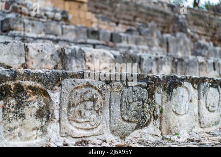Hieroglyphische Treppe am Fuße der zentralen Treppe des alten fünfstöckigen maya-Tempels, Ausgrabungsstätte Edzna, Campeche, Mexiko Stockfoto