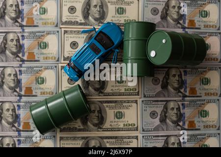 Barrel Öl stehen auf den Dollar-Geldscheine. Das Ölgeschäft, Kauf Verkauf, Produktion, Austausch, Handelseinkommen. Stockfoto