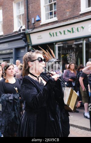 Frau in Charakter beim Rochester Sweeps Festival und der Parade am 1. Mai, Kent, Großbritannien 2022 Stockfoto