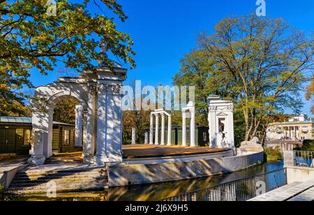 Warschau, Polen - 10. September 2021: Historisches Amphitheater im Royal Lazienki Krolewskie Park in der Nähe des Palastes auf der Isle Palac na Wodzie in Ujazdow Stockfoto