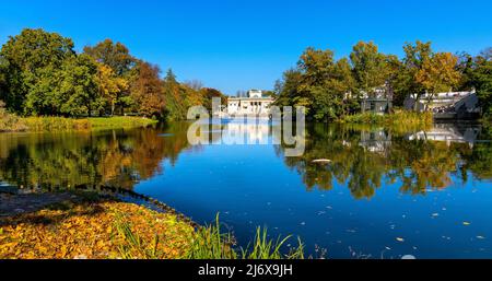 Warschau, Polen - 10. September 2021: Königspalast auf der Isle Palac na Wodzie bekannt als Badepalast im Royal Lazienki Krolewskie Park in Ujazdow Distr Stockfoto
