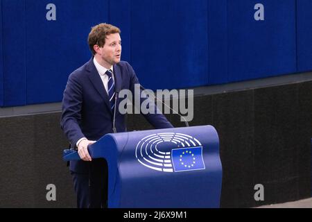 04. Mai 2022, Frankreich, Straßburg: Clément Beaune (LaREM), französischer Staatsminister für europäische Angelegenheiten, steht im Gebäude des Europäischen Parlaments und spricht. Das EU-Parlament wird sich am Mittwoch mit der Ukraine befassen. Erwartet wird die Präsentation eines sechsten Pakets von Sanktionen, einschließlich des Austritts des russischen Öls. Foto: Philipp von Ditfurth/dpa Stockfoto