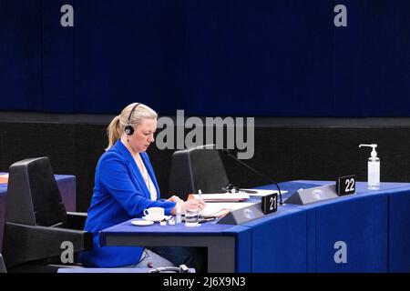 04. Mai 2022, Frankreich, Straßburg: Jutta Urpilainen (SDP), EU-Kommissarin für internationale Partnerschaften, sitzt im Gebäude des Europäischen Parlaments. Das EU-Parlament wird sich am Mittwoch mit dem Thema Ukraine befassen. Erwartet wird die Präsentation eines sechsten Sanktionspakets, das den Austritt von russischem Öl beinhaltet. Foto: Philipp von Ditfurth/dpa Stockfoto