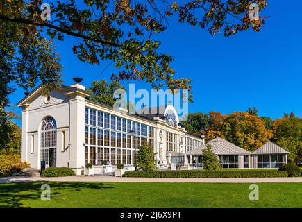 Warschau, Polen - 10. September 2021: Historischer Pavillon der Neuen Orangerie Nowa Pomaranczarnia im Royal Lazienki Krolewskie Park im Stadtteil Ujazdow von Warsa Stockfoto