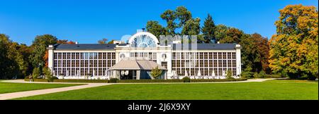 Warschau, Polen - 10. September 2021: Historischer Pavillon der Neuen Orangerie Nowa Pomaranczarnia im Royal Lazienki Krolewskie Park im Stadtteil Ujazdow von Warsa Stockfoto