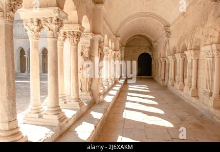 Kreuzgang des Cloître Saint-Trophime in Arles, Provence-Alpes-Côte d’Azur, Frankreich Stockfoto