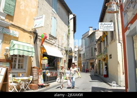 Einkaufsstraße in der Altstadt von Arles, Camargue, Provence-Alpes-Côte d’Azur, Frankreich Stockfoto