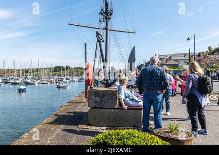 Kinsale, West Cork, irland. 4.. Mai 2022. Die Sonne leuchtete heute in Kinsale, was die Touristen mit einer Temperament-Temperatur von 18C herausbrachte. Met Éireann prognostiziert ein sonniges Wochenende mit Temperaturen, die voraussichtlich 20C erreichen werden. Quelle: AG News/Alamy Live News. Stockfoto