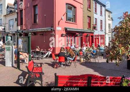 Kinsale, West Cork, irland. 4.. Mai 2022. Die Sonne leuchtete heute in Kinsale, was die Touristen mit einer Temperament-Temperatur von 18C herausbrachte. Met Éireann prognostiziert ein sonniges Wochenende mit Temperaturen, die voraussichtlich 20C erreichen werden. Quelle: AG News/Alamy Live News. Stockfoto