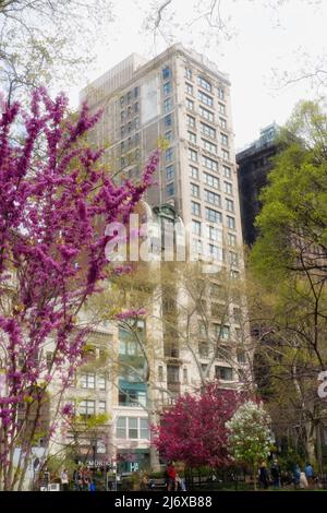 212 Fifth Avenue überblickt den Madison Square Park in New York City, USA 2022 Stockfoto