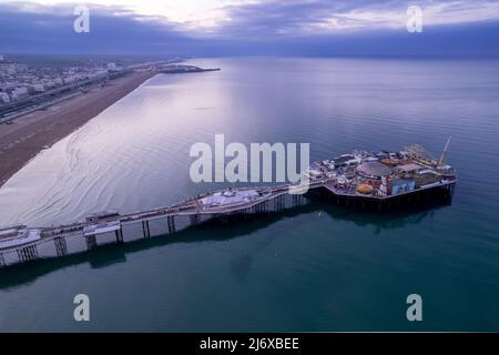 Atemberaubende Luftaufnahme des Brighton Pier in der Morgendämmerung. Stockfoto