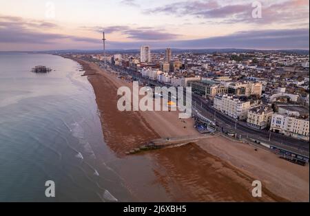 Atemberaubende Tagesanbruch-Luftaufnahme von Brighton nach Westen über den i360 Stockfoto