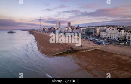 Atemberaubende Tagesanbruch-Luftaufnahme von Brighton nach Westen über den i360 Stockfoto